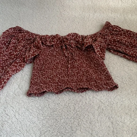 Off the shoulder floral cropped blouse. - Picture 2 of 4